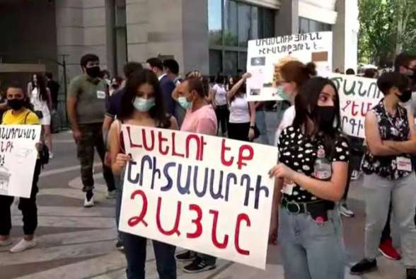 Բուհ չընդունված դիմորդներն ու նրանց ծնողները 2 հայցադիմում ներկայացրին Վարչական դատարան (տեսանյութ)