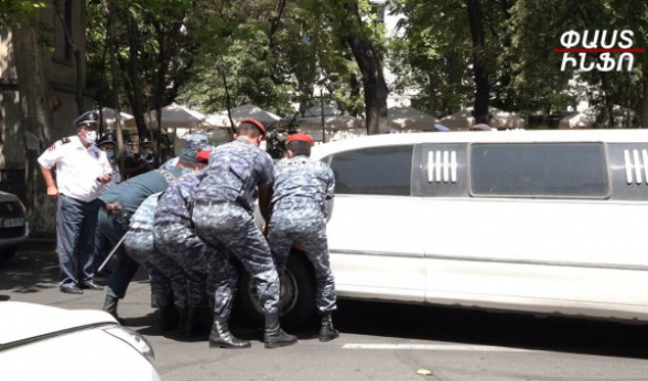 Полицейские вытолкнули лимузин участников акции протеста перед зданием Центробанка (видео)