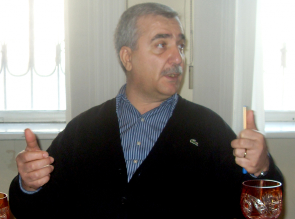 Մեղադրանքների մի ողջ կույտ շալակած չի կողմնորոշվում՝ ինչպես պետք է պատասխան տա այդ ամենին