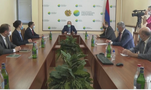 Никол Пашинян представил аппарату министерства окружающей среды новоназначенного министра Романоса Петросяна (прямой эфир)