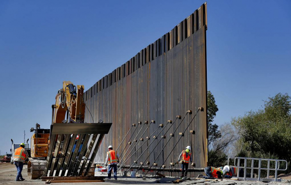 Верховный суд США разрешил продолжить строительство стены на границе с Мексикой