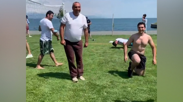 Սամվել Ալեքսանյանը վոլեյբոլ է խաղում Սևանում