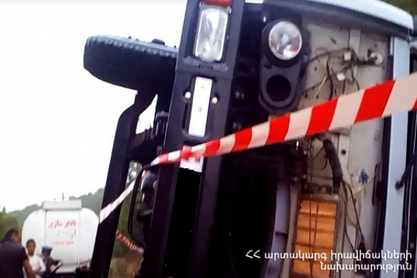 Կապան-Գորիս ավտոճանապարհին «ԿամԱԶ» մակնիշի ավտոմեքենան դուրս է եկել ավտոճանապարհի երթևեկելի հատվածից և կողաշրջվել
