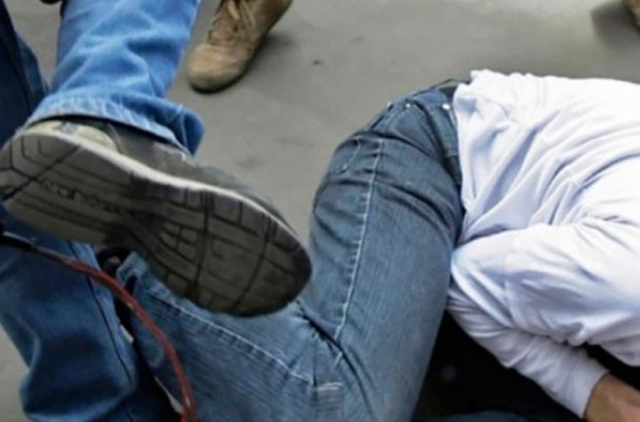 Ծաղկեփունջը վերածվել է «Մի կաթիլ մեղրի» պատմության. երիտասարդը ծաղիկներ է նվիրել աղջկան, ապա՝ ծեծել վերջինիս հորը