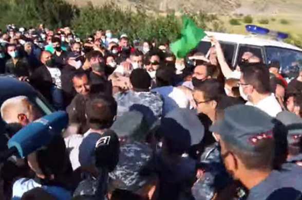 Амулсар против николовского популизма