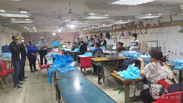 Ուղղակի նայեք, թե ինչ փոշոտ, փնթի պայմաններում են դիմակները կարում ու պարտադրում՝ կրենք