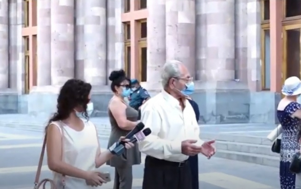 Մեզ թույլ տվեք դուրս գալ երկրից. Կառավարության դիմաց ակցիա է՝ ընդդեմ արտակարգ դրության երկարացման (տեսանյութ)