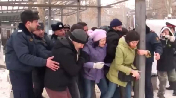 Կարո՞ղ եք գուշակել, թե իշխանականներից ով էր 2012-ին գրկել Մաշտոցի պուրակի բուտիկի սյունը