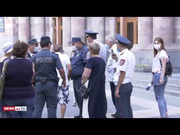 Протестующего перед зданием Правительства РА гражданина подвергли приводу (видео)