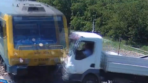 Поезд сбил грузовик на переезде в Венгрии (видео)