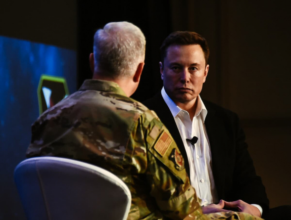 Пентагон заплатит Илону Маску больше $300 млн за запуск своих спутников