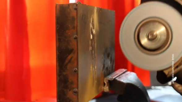 Ученые создали первый в мире материал, который невозможно разрезать (видео)