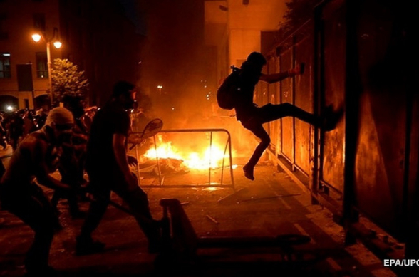 Բեյրութում զայրացած ցուցարարները փորձել են հրկիզել խորհրդարանի շենքը. իրավապահների հետ բախումների հետևանքով 728 տուժած կա (տեսանյութ)