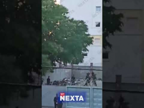 Лежащие на земле «штабелями» задержанные в минском РУВД попали на видео