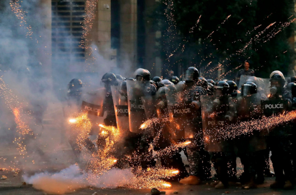 В ходе уличных столкновений в Бейруте пострадали 42 человека (видео)