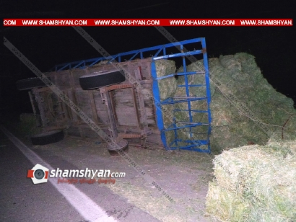 Արարատի մարզում մի քանի տոննա խոտով բարձված կցորդիչը կողաշրջվել է. ճանապարհը դարձել էր անանցանելի