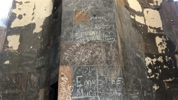 Անիի պատմական հուշարձանները այցելուների անփույթ ու անխնա վերաբերմունքի զոհ են դարձել (լուսանկար)