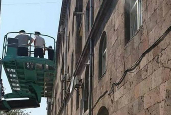 Բնակիչը խոչընդոտել է ապօրինի պատշգամբի ապամոնտաժմանը` սպառնալով երեխային ցած նետել պատշգամբից