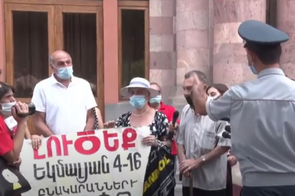 Երևանի Եկմալյան 4-16 շենքերի բնակիչների բողոքի ակցիան` Կառավարության դիմաց (տեսանյութ)