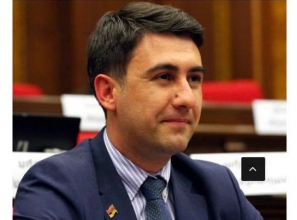 Այս անհայտ անձը, որ Սորոսի գրասենյակից 2 տարի առաջ հայտնվել է ուղիղ խորհրդարանում, հնչող քննադատությանը պատասխանել է իրենց դասական հոխորտանքով (լուսանկար)