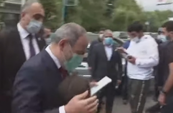 Նիկոլը Սևանում առանց ձեռնոց խախտում էր այն, ինչ կոչվում է սոցիալական հեռավորություն