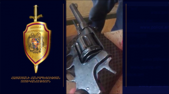Ոստիկանները Արայի գյուղի տներից մեկում ապօրինի հրազեններ ու թմրամիջոցի նմանվող զանգվածներ են հայտնաբերել (տեսանյութ)
