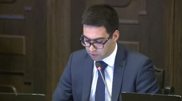 Արտակարգ դրությունը չի երկարաձգվի, կգործեն նոր սահմանափակումներ. կարանտին սահմանելու իրավասություն կունենան նաև Երևանի քաղաքապետն ու մարզպետները. Ռուստամ Բադասյան