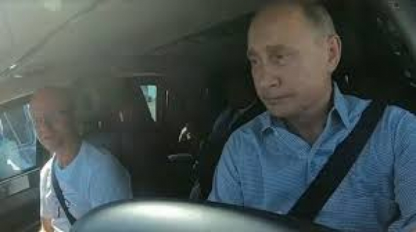 Պուտինն Aurus լիմուզինի ղեկին անցել է Ղրիմի «Տավրիդա» մայրուղով