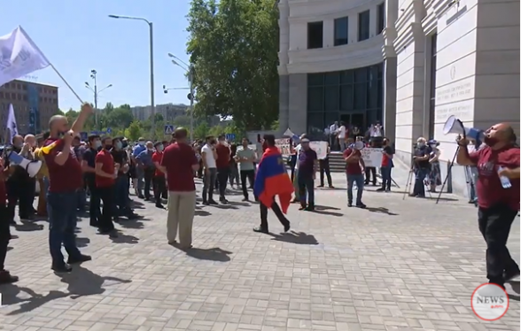 Բողոքի ակցիա ԿԳՄՍՆ-ի դիմաց. պահանջում են Արայիկ Հարությունյանի հրաժարականը (տեսանյութ)