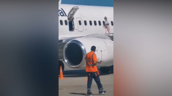 Пассажирка открыла аварийный выход и отправилась загорать на крыло самолета (видео)