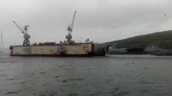 Сорванный ветром плавучий док протаранил несколько кораблей во Владивостоке (видео)