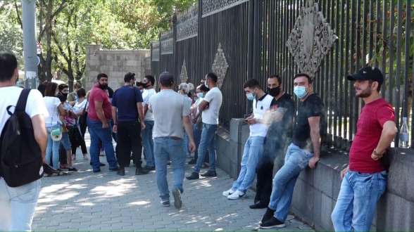 Желающие выехать в РФ провели акцию протеста перед зданием НС (видео)