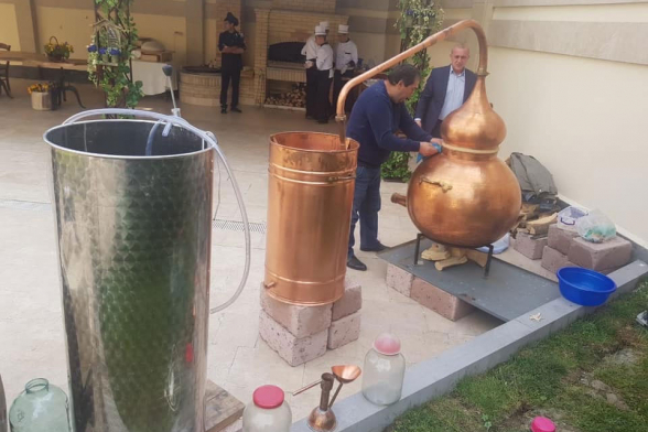 Պետական առանձնատան բակում օղու թորման սարք տեղադրած ու սամագոն քաշող վարչապետը խորհուրդ է տալիս գյուղացիներին քիչ խմել