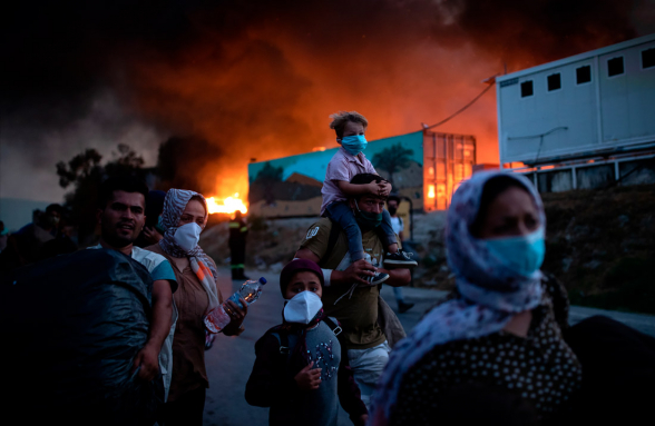 В Греции сгорел крупнейший лагерь для мигрантов (видео)