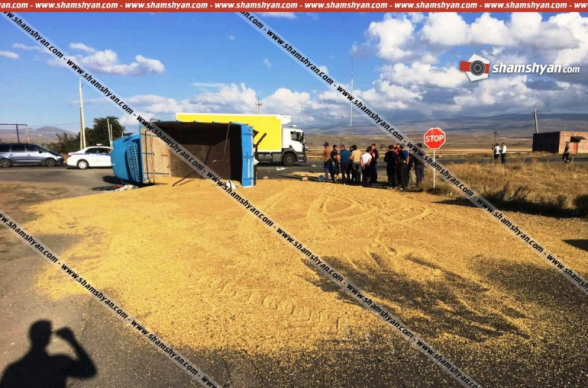 Երևան-Գյումրի ավտոճանապարհին բախվել են MAN և ЗИЛ մակնիշի բեռնատարները. ցորենով բարձված ЗИЛ-ը կողաշրջվել է