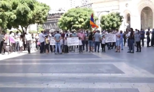 Акции протеста перед зданием Правительства (видео)