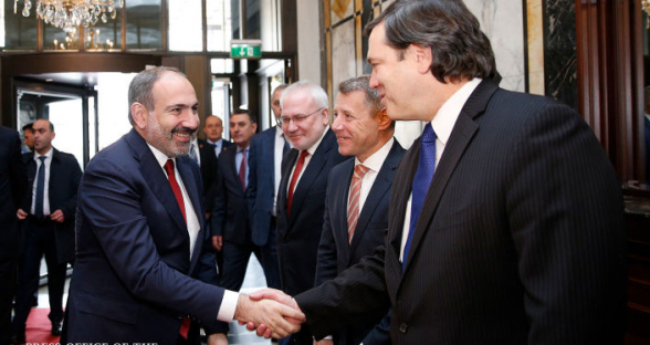 Чего ожидать от бессодержательных властей в содержательных переговорах