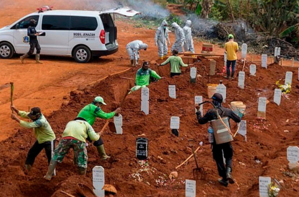 Ինդոնեզիայում դիմակ չդնող անձանց որպես պատիժ ուղարկում են կորոնավիրուսից մահացածների համար գերեզմանափոսեր փորելու (լուսանկար)
