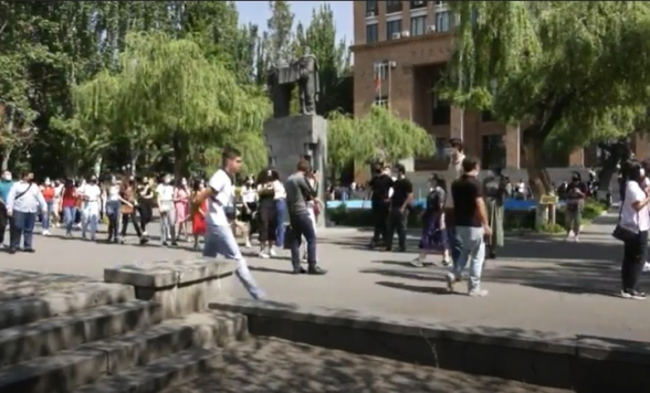 Ուսանողներն ուսման վարձի մասնակի փոխհատուցման պահանջով երթով ԵՊՀ-ից գնացին Կառավարություն (տեսանյութ)