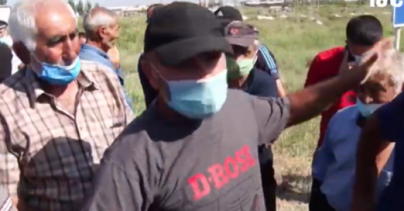 «Վարչապետը թող գա, իր խոսքերին տեր լինի, այսպես գոյատևել չի լինի». Արարատի մարզի Շահումյան գյուղի բնակիչները ակցիա էին անում, պատճառը խաղողի մթերման խնդիրն է (տեսանյութ)