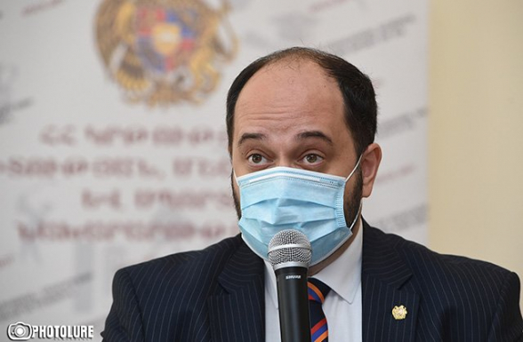 Ազգային ժողովում ընդհատել են Արայիկ Հարությունյանի խոսքը՝ հարվածելով սեղաններին