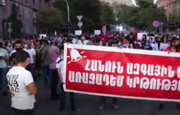 ԿԳՄՍ նախարարի հրաժարականի պահանջով ՀՅԴ երիտասարդները երթով գնացին նախարարության շենքի մոտ (տեսանյութ)