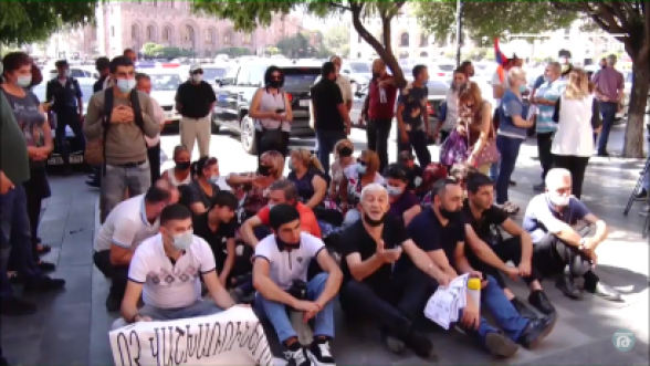 Акция протеста перед зданием Правительства (видео)