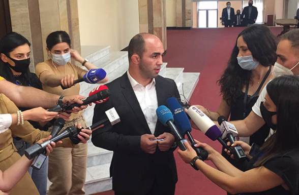 Вместе с Джулфалакяном отказаться от мандата хотели еще несколько депутатов, двое из них – женщины – «Грапарак»