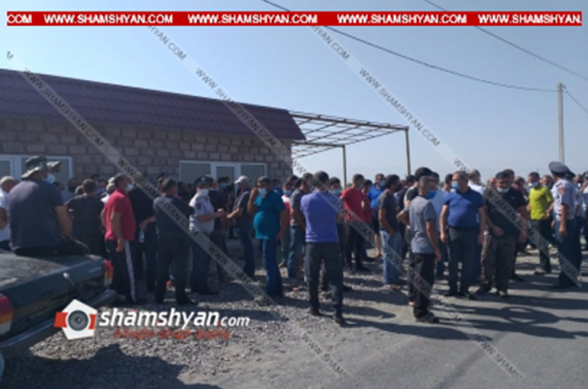 Արմավիրի մարզում մի քանի գյուղերի բնակիչներ փակել էին Էջմիածին-Մարգարա ճանապարհը (տեսանյութ)