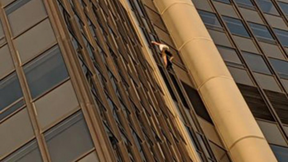 В Париже экстремал без страховки пытался забраться на высочайший небоскрёб города (видео)