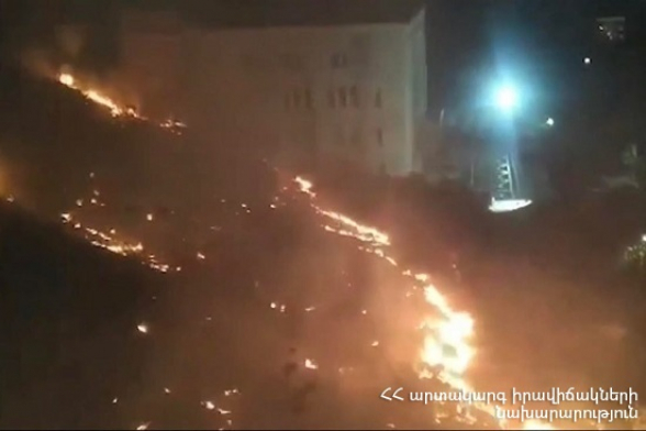 Մատենադարանի հետնամասում այրվել է մոտ 2 հա խոտածածկույթ (տեսանյութ)