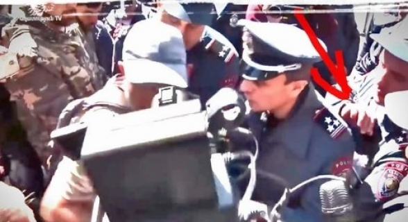 Տեսանյութում այն պահն է, երբ հեղափոխական Նիկոլը ոստիկանին քսիվ է փոխանցում