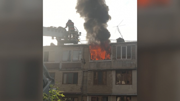 Крупный пожар в 5-этажном здании в Норкском массиве