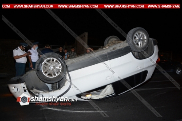 Երևանի Այվազովսկու փողոցում Volkswagen-ի վարորդը բախվել է կայանված Mercedes-ին և առաջ ընթանալով՝ գլխիվայր հայտնվել ճանապարհի մեջտեղում